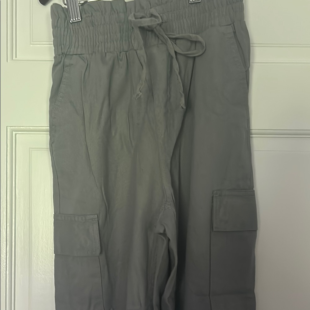 Grey vanilla star cargo pants.